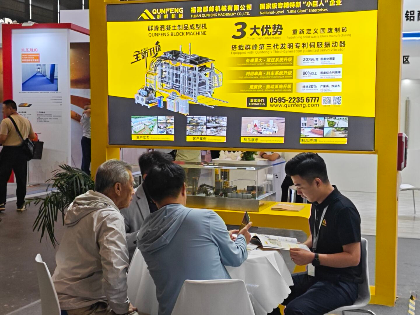 Major domestic building materials enterprises learn about Qunfeng Machinery’s block-making production lines. Các doanh nghiệp VLXD lớn trong nước tìm hiểu về dây chuyền sản xuất gạch khối của Qunfeng Machinery.