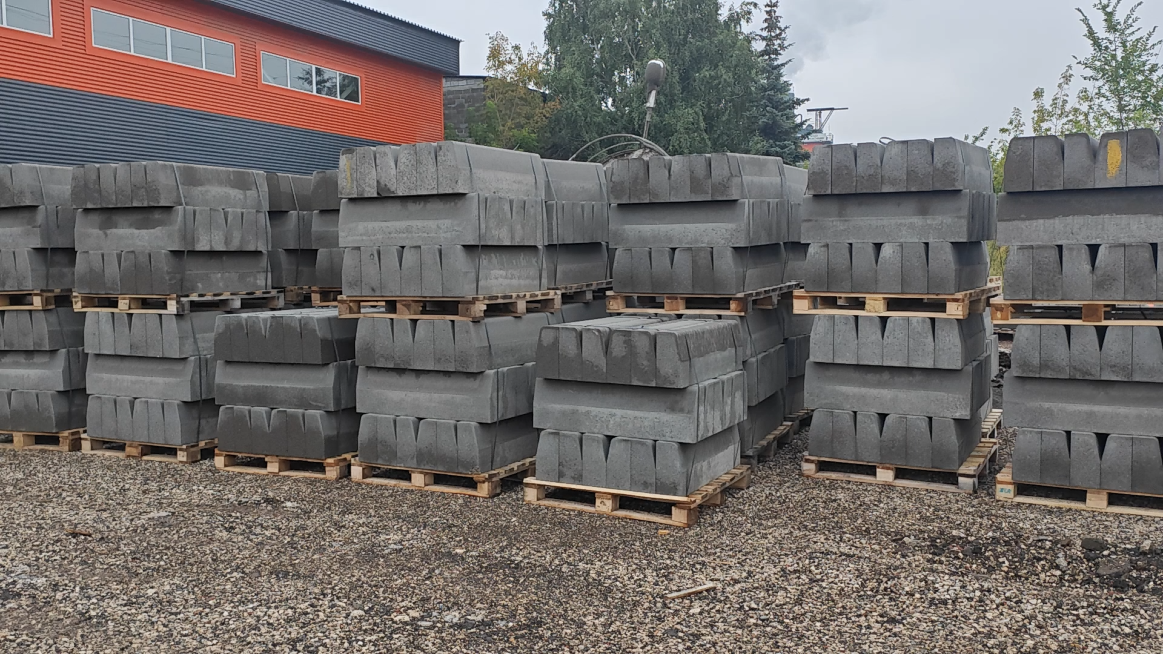 High-quality kerbstone products manufactured on Qunfeng Machinery production lines are highly popular in Russia. Các sản phẩm đá kerbstone chất lượng cao được sản xuất trên dây chuyền sản xuất của Qunfeng Machinery rất được ưa chuộng tại Nga.