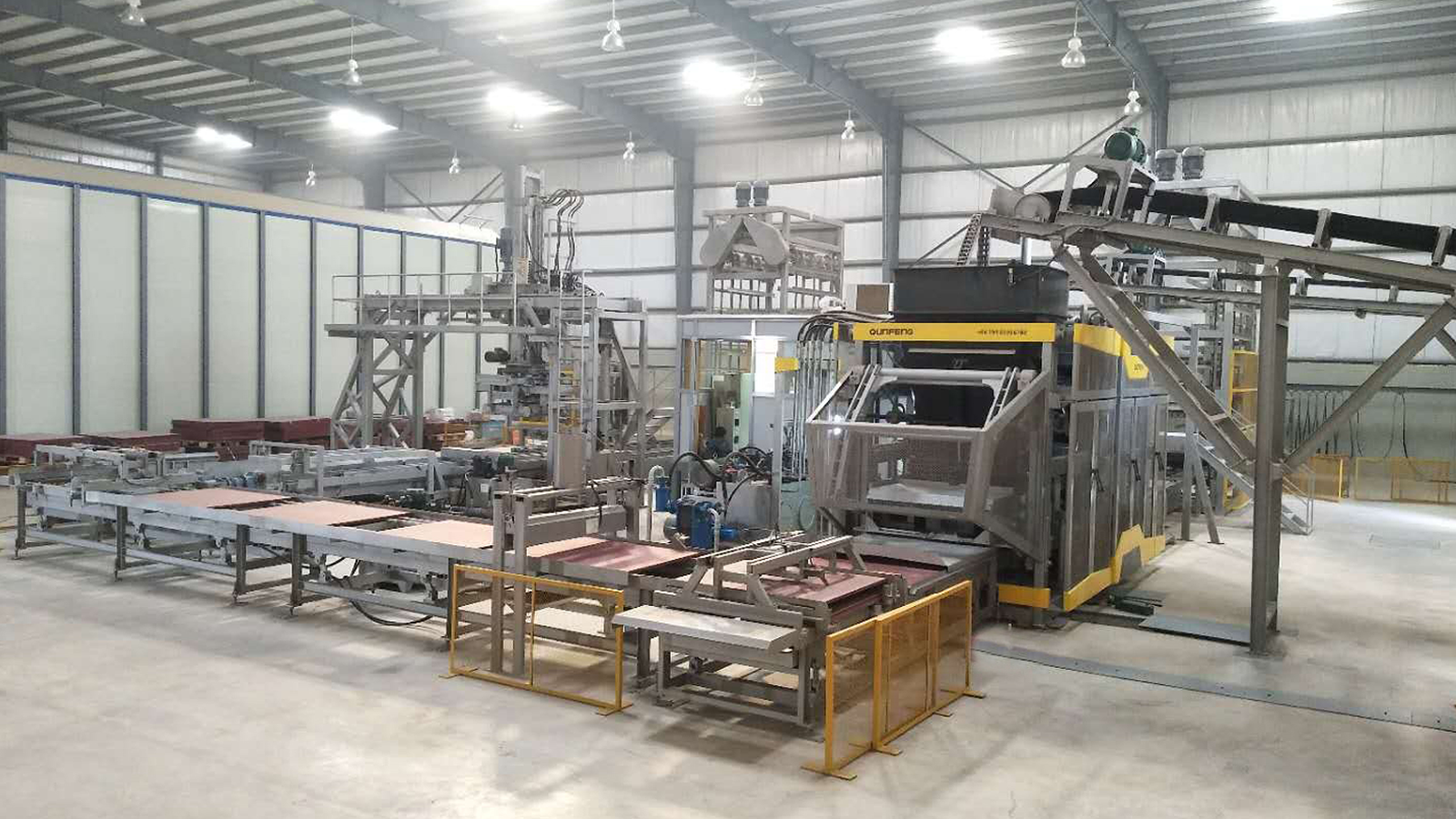 Qunfeng Machinery’s QS2000 fully automatic production line in Pakistan has stable production capacity, making it a benchmark in South Asia. Dây chuyền sản xuất hoàn toàn tự động QS2000 của Qunfeng Machinery tại Pakistan có năng lực sản xuất ổn định, trở thành dây chuyền chuẩn mực ở Nam Á.