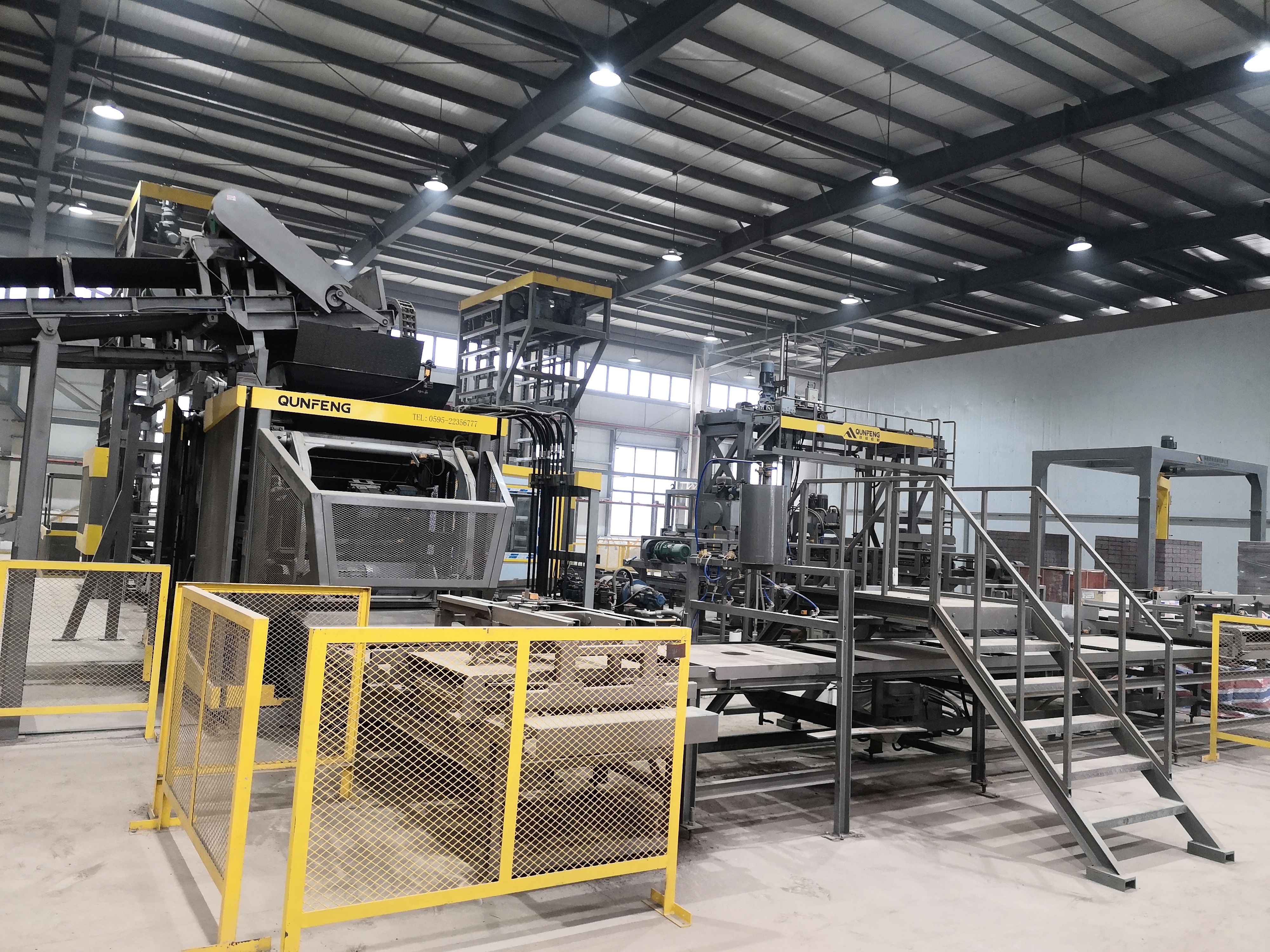 Qunfeng machinery purchased by a client in Jiangsu consistently produces high-quality permeable bricks. Máy móc Qunfeng được khách hàng ở Giang Tô mua luôn sản xuất gạch thấm chất lượng cao.