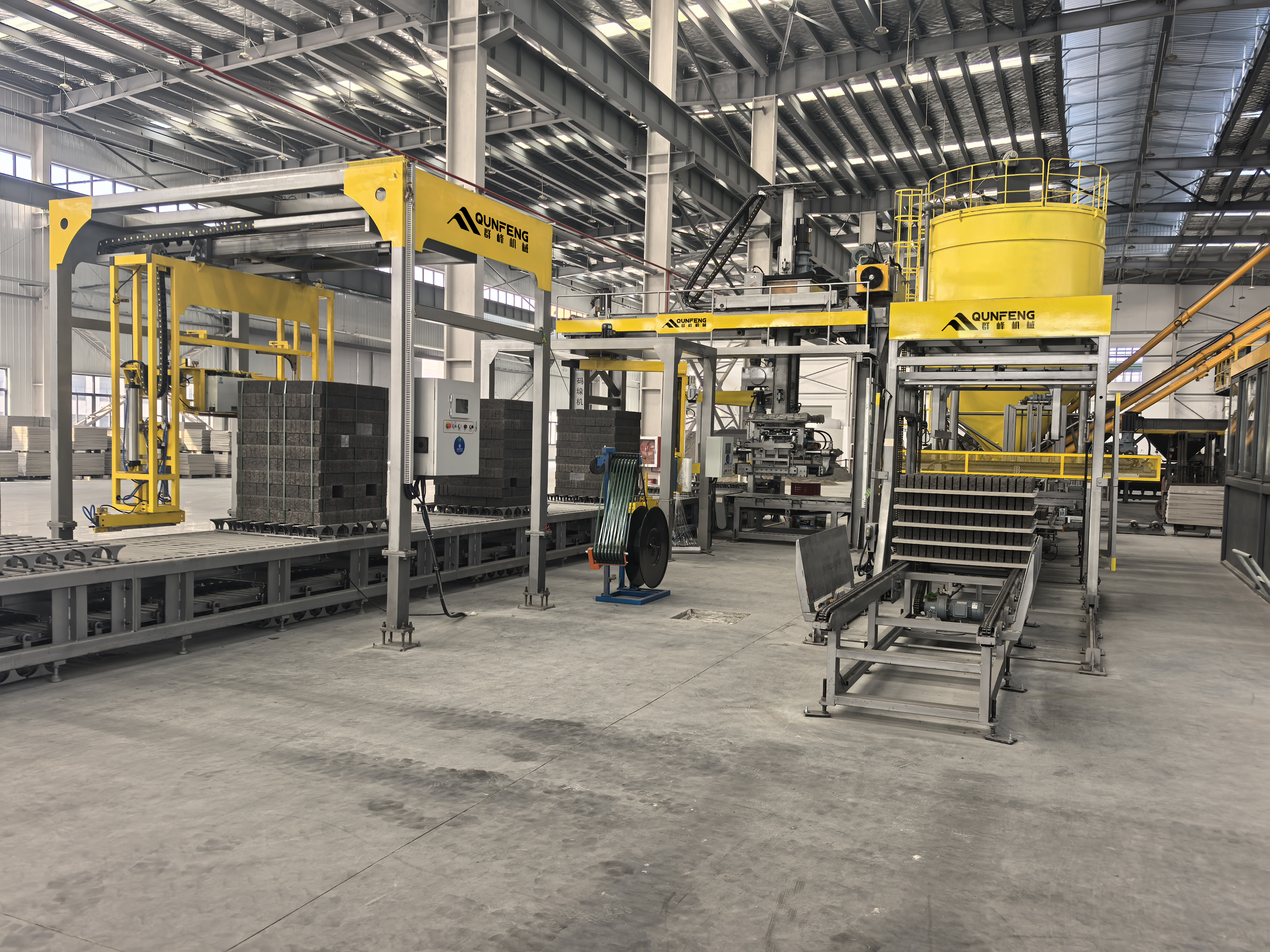 Qunfeng Machinery’s solid waste recycling and processing production line is currently producing blocks; the entire line is highly intelligent and automated. Dây chuyền sản xuất tái chế và xử lý chất thải rắn của Qunfeng Machinery hiện đang sản xuất khối; toàn bộ dây chuyền rất thông minh và tự động.