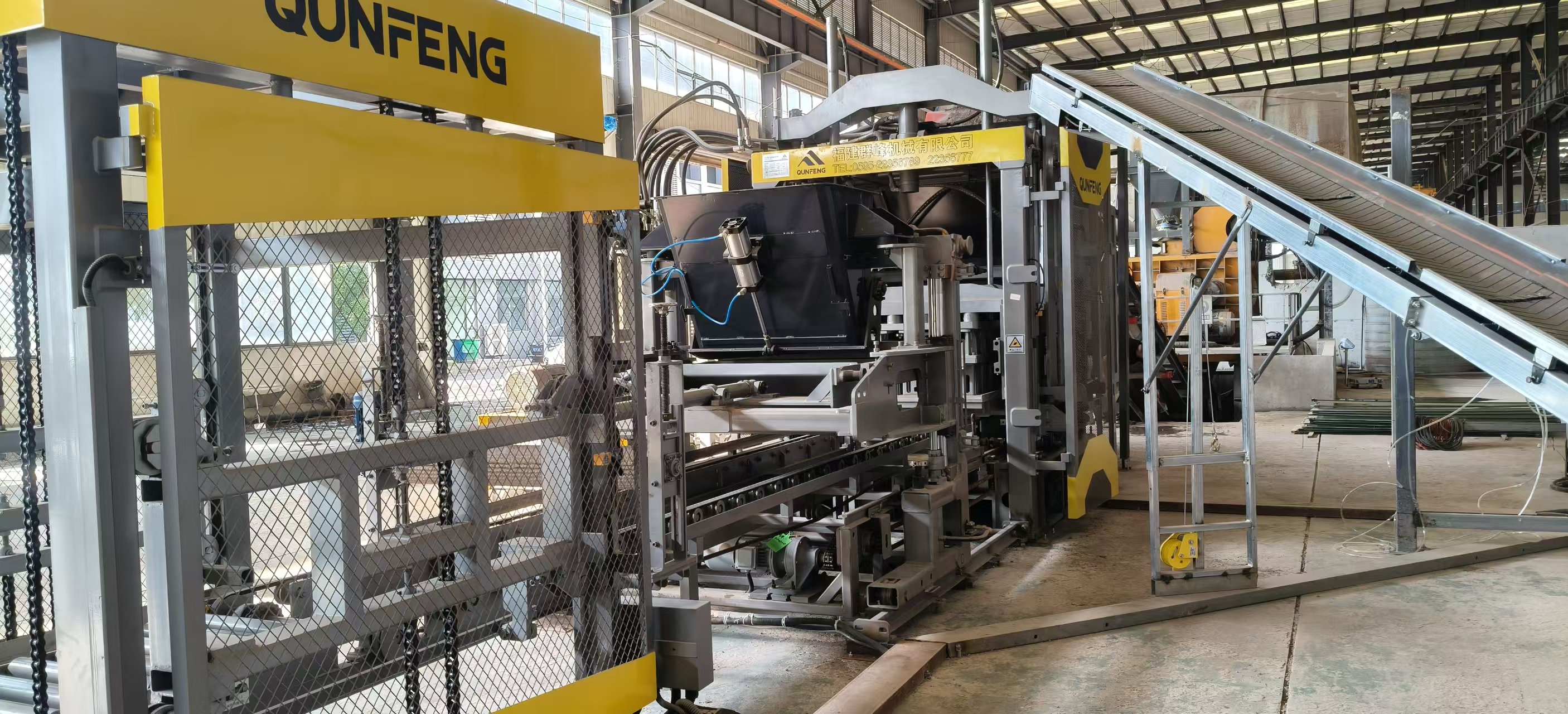 The Qunfeng Machinery QS1000 fully automatic concrete product forming system has garnered widespread acclaim from customers in Southwest China for its rapid production and high profitability. Hệ thống tạo hình sản phẩm bê tông hoàn toàn tự động Qunfeng Machinery QS1000 đã nhận được sự hoan nghênh rộng rãi từ khách hàng ở Tây Nam Trung Quốc vì khả năng sản xuất nhanh chóng và lợi nhuận cao.
