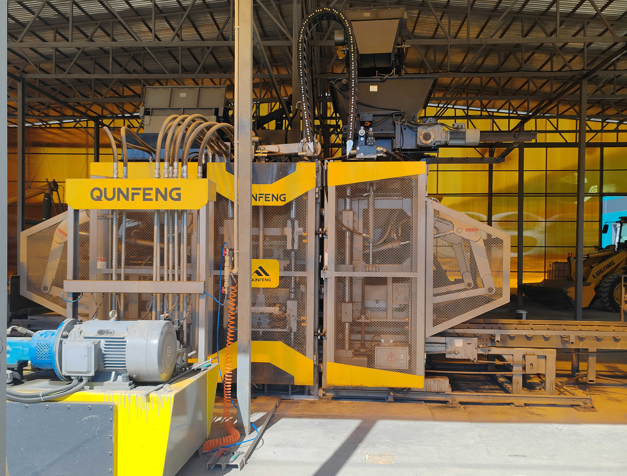 QS1300 Series Concrete Product Molding Machine Supplied by Qunfeng Machinery to a Client in Kazakhstan, Central Asia Máy đúc sản phẩm bê tông dòng QS1300 do Qunfeng Machinery cung cấp cho khách hàng ở Kazakhstan, Trung Á