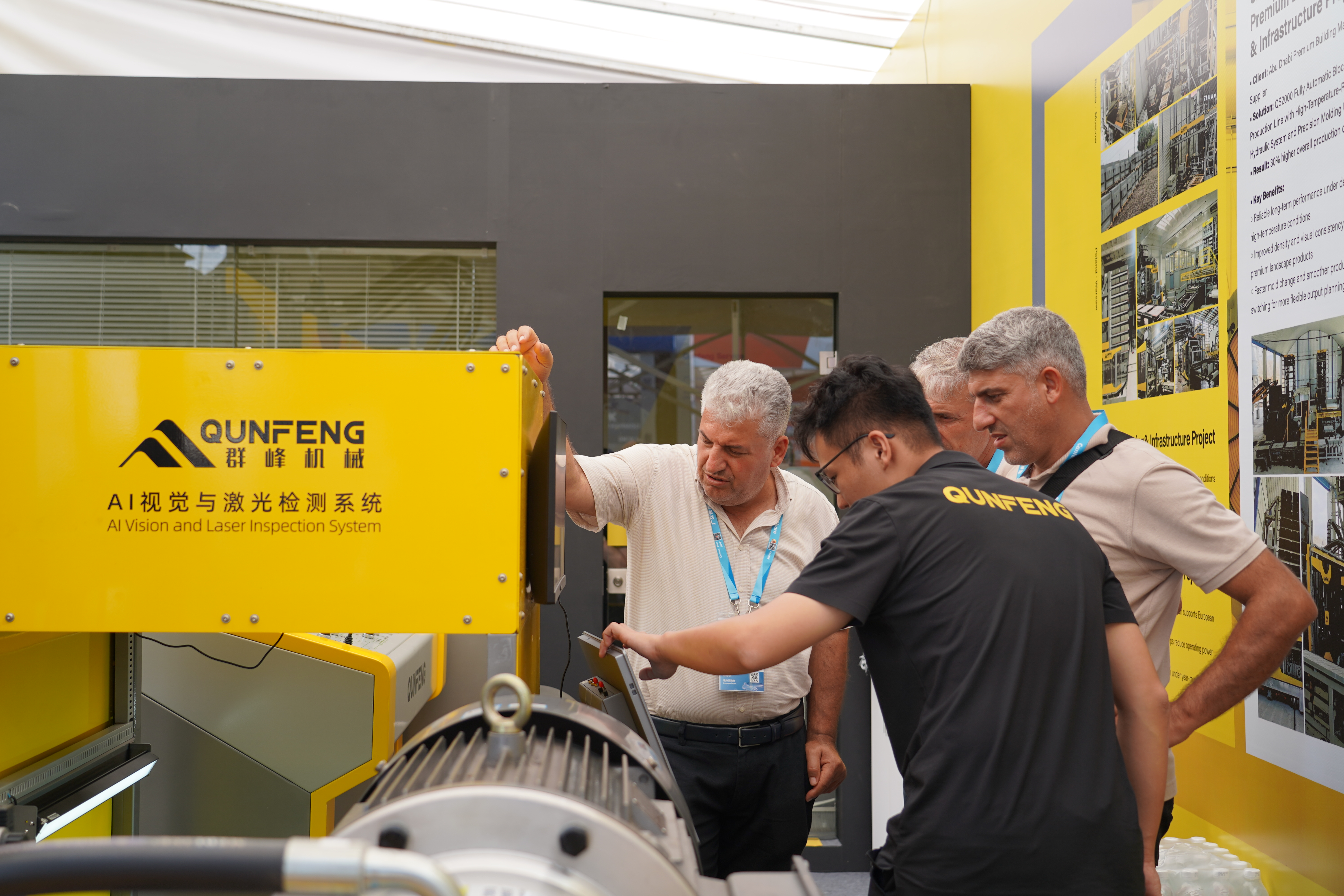 Qunfeng Machinery’s highly intelligent programs attract customer interest. Các chương trình rất thông minh của Qunfeng Machinery thu hút sự quan tâm của khách hàng.