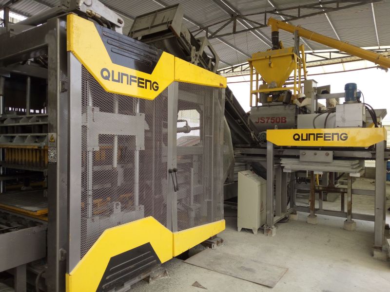 Dây chuyền sản xuất gạch block tự động Qunfeng QS1300 tại Việt Nam