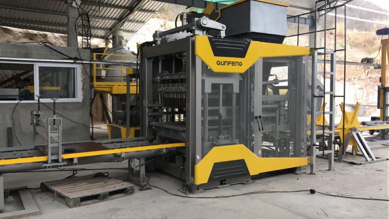 máy ép gạch thông minh QS1800 của dây chuyền sản xuất gạch tro núi lửa Guatemala