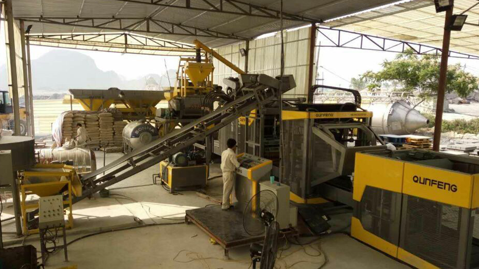 Dây chuyền sản xuất gạch block tự động QS1300 tại Việt Nam