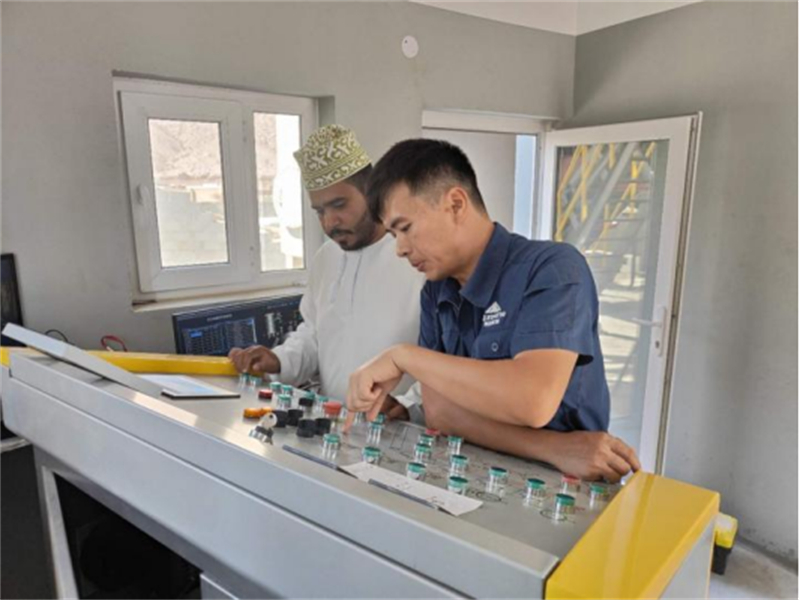 Kỹ sư Qunfeng hướng dẫn khách hàng vận hành thiết bị (Nguồn: Qunfeng)