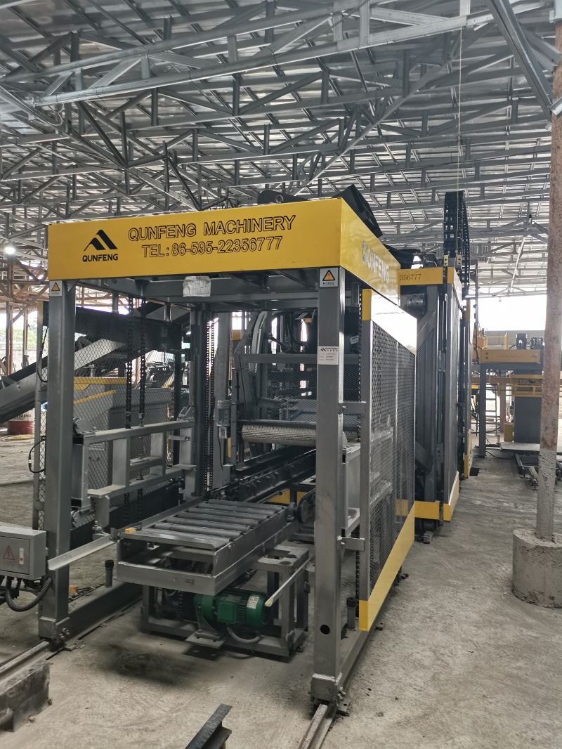 máy xếp của dây chuyền sản xuất gạch tự động QS1300