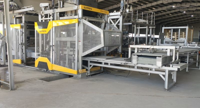 Máy ép gạch thông minh QS1300-H của dây chuyền sản xuất gạch bờ sông siêu mỏng trên cao Romania