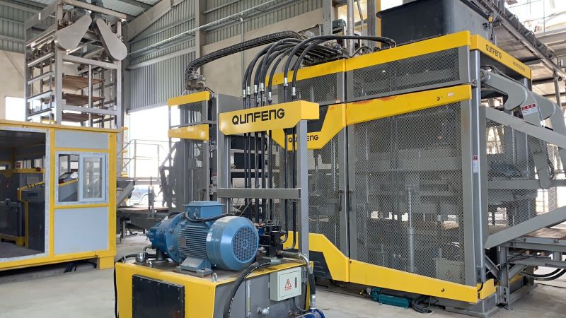 Máy ép gạch thông minh QS1300 của dây chuyền sản xuất gạch hoàn toàn tự động đa chức năng của Syria