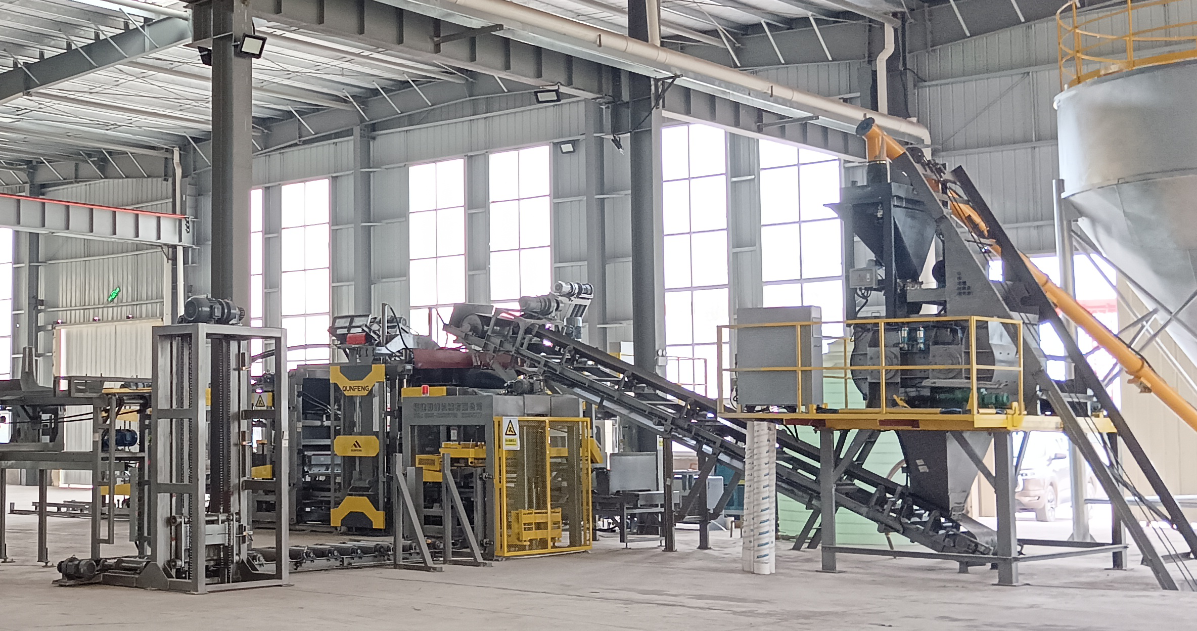 Hạ cánh dây chuyền sản xuất khối tự động của máy móc Qunfeng, tăng tốc xây dựng cụm công nghiệp công nghệ cao Tứ Xuyên