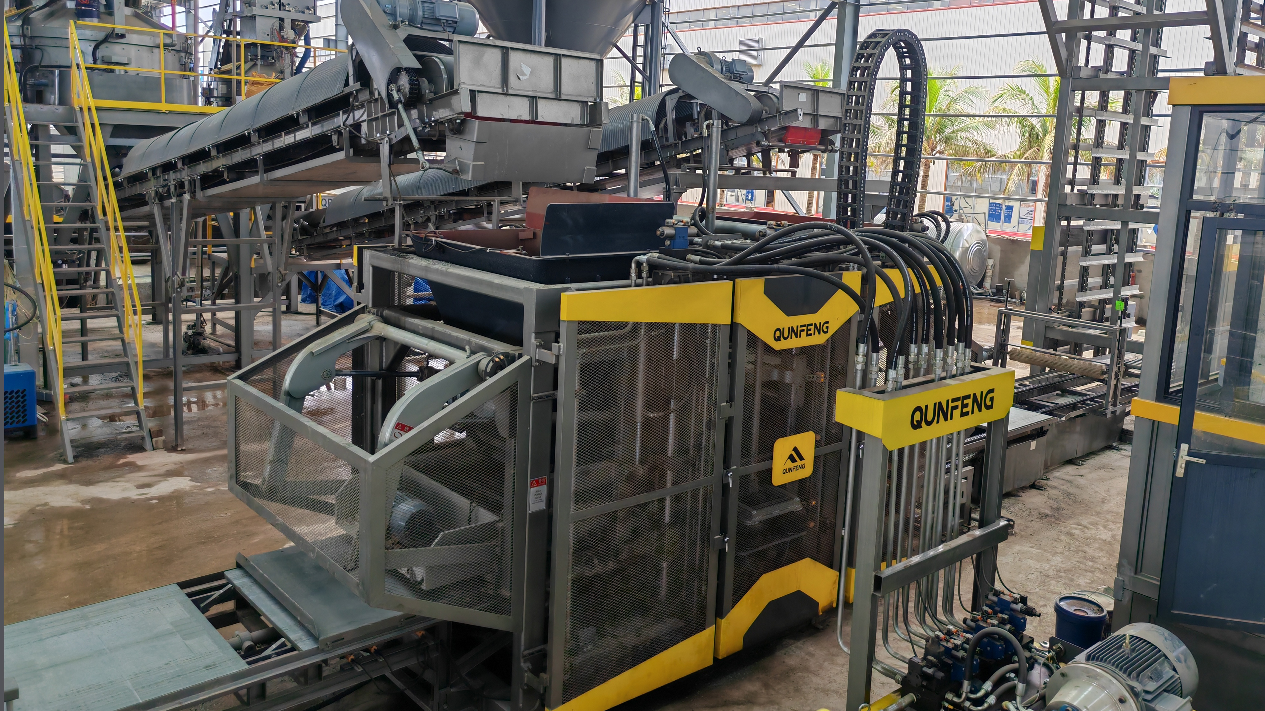 Từ tổng hợp đến kết cấu: Dây chuyền sản xuất khối hoàn toàn tự động của Qunfeng triển khai tại Hải Nam