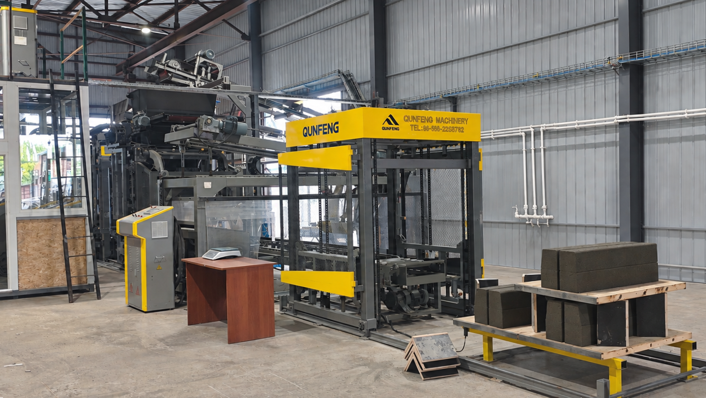 Dây chuyền sản xuất khối thông minh tùy chỉnh của Qunfeng Machinery bắt đầu hoạt động tại Nga