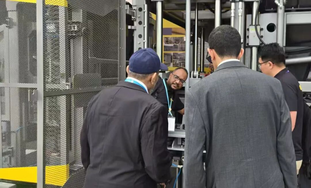 Kh&aacute;ch h&agrave;ng Trung Đ&ocirc;ng thảo luận về d&acirc;y chuyền sản xuất gạch b&ecirc; t&ocirc;ng với Qunfeng