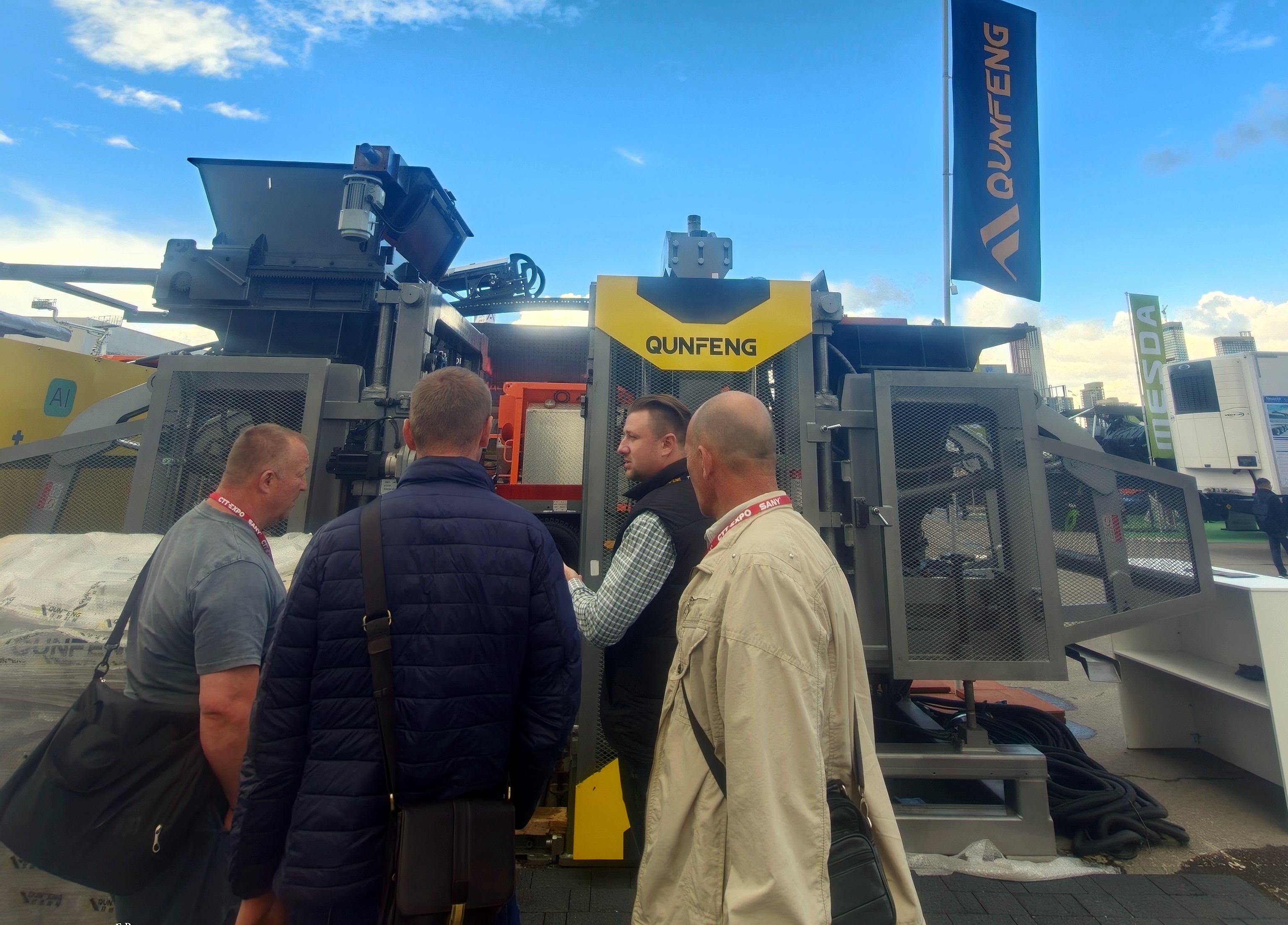 C&aacute;c chuy&ecirc;n gia kỹ thuật của Qunfeng Machinery cung cấp cho người mua chuy&ecirc;n nghiệp ở nước ngo&agrave;i lời giải th&iacute;ch chi tiết về những ưu điểm cốt l&otilde;i của m&aacute;y đ&uacute;c d&ograve;ng QS.