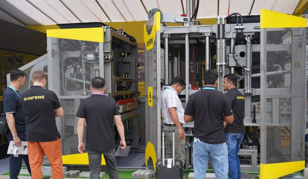 Du kh&aacute;ch to&agrave;n cầu kh&aacute;m ph&aacute; c&aacute;c giải ph&aacute;p m&aacute;y tạo khối Qunfeng tại Hội chợ Canton lần thứ 139