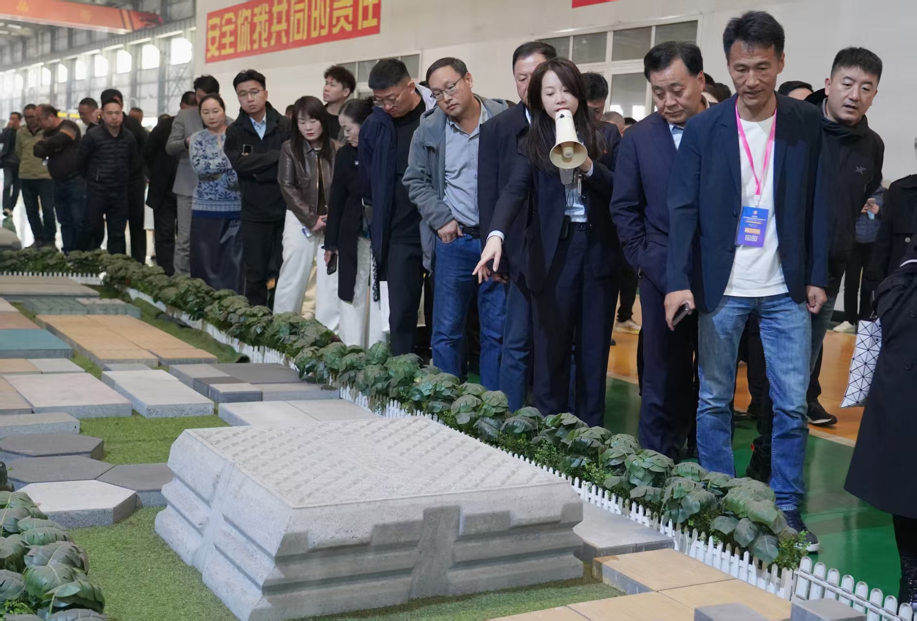 Đo&agrave;n c&ocirc;ng nghiệp Khối PC quan s&aacute;t d&acirc;y chuyền sản xuất gạch nền đ&uacute;c kh&ocirc; tự động