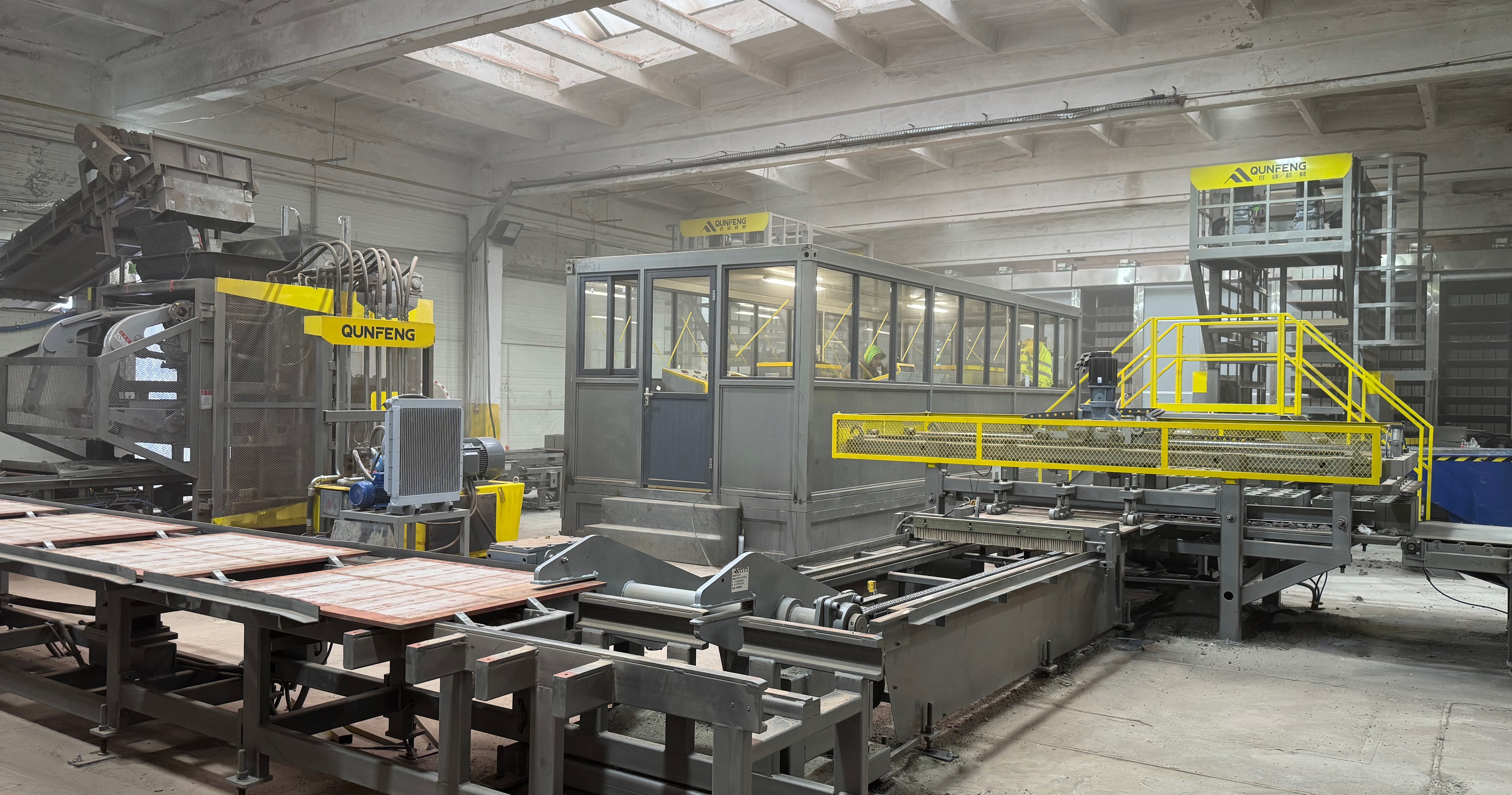 M&aacute;y gạch b&ecirc; t&ocirc;ng ti&ecirc;n tiến Qunfeng ra mắt thị trường quốc tế