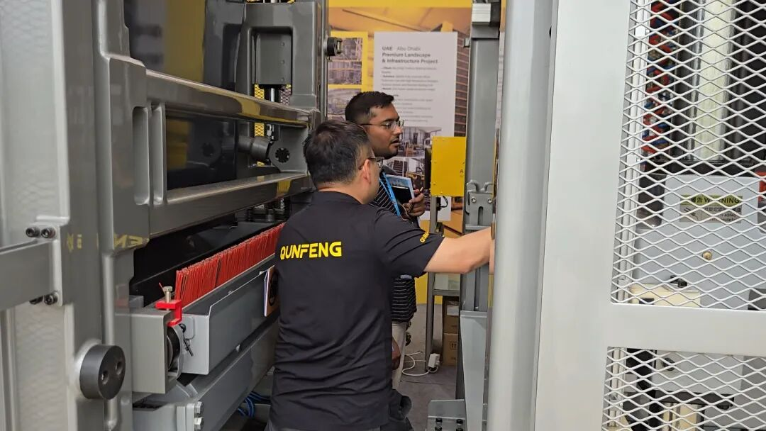 Kh&aacute;ch h&agrave;ng trải nghiệm m&aacute;y tạo h&igrave;nh sản phẩm b&ecirc; t&ocirc;ng d&ograve;ng Qunfeng QS