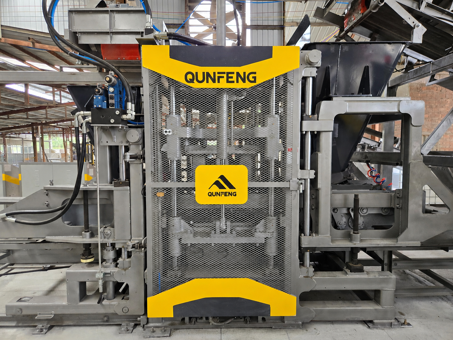 Bộ phận ch&iacute;nh của M&aacute;y tạo h&igrave;nh sản phẩm b&ecirc; t&ocirc;ng ho&agrave;n to&agrave;n tự động d&ograve;ng QS của Qunfeng Machinery