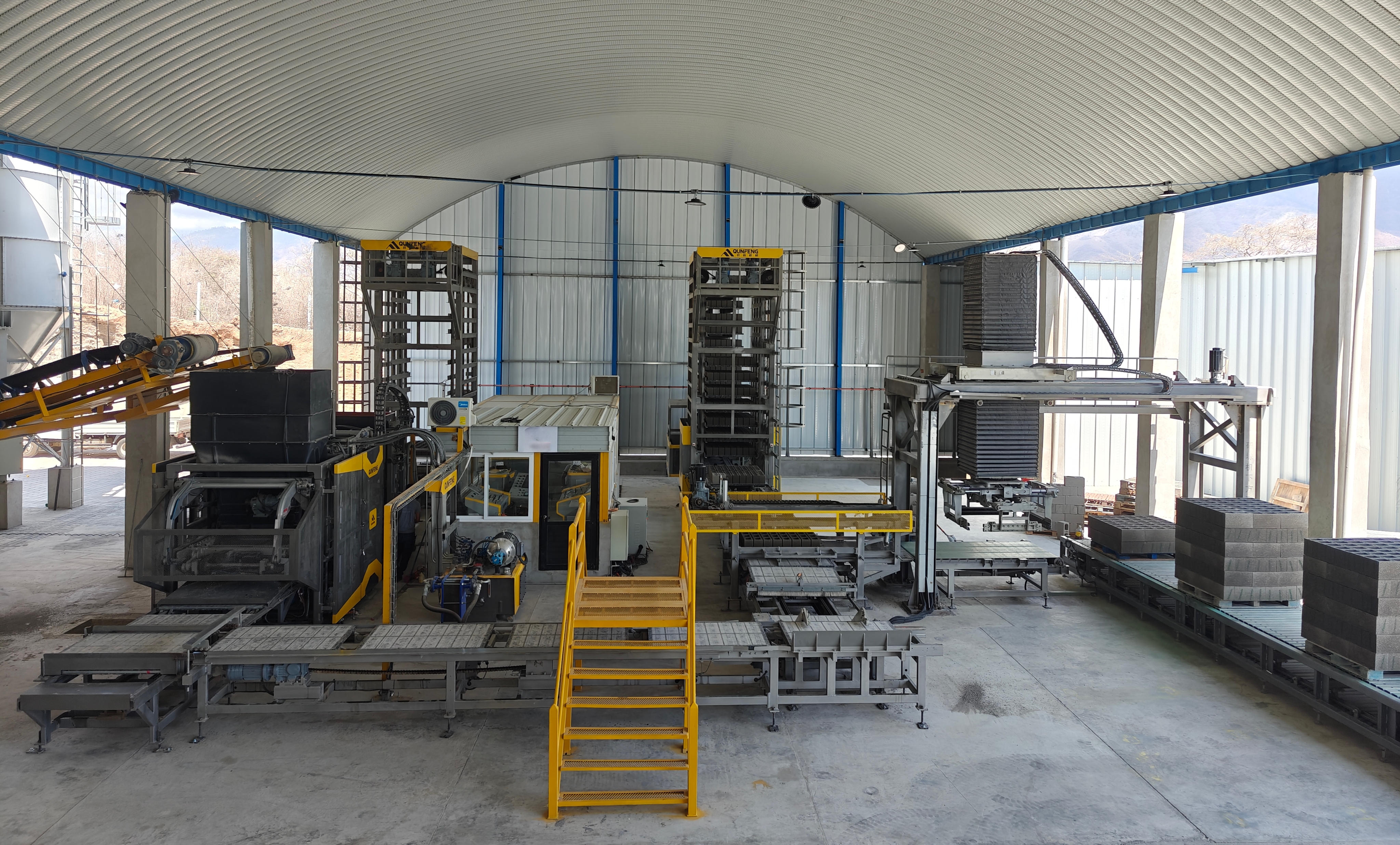 Qunfeng Machinery provides customized concrete block-making solutions for global customers. Qunfeng Machinery cung cấp các giải pháp tạo khối bê tông tùy chỉnh cho khách hàng toàn cầu.