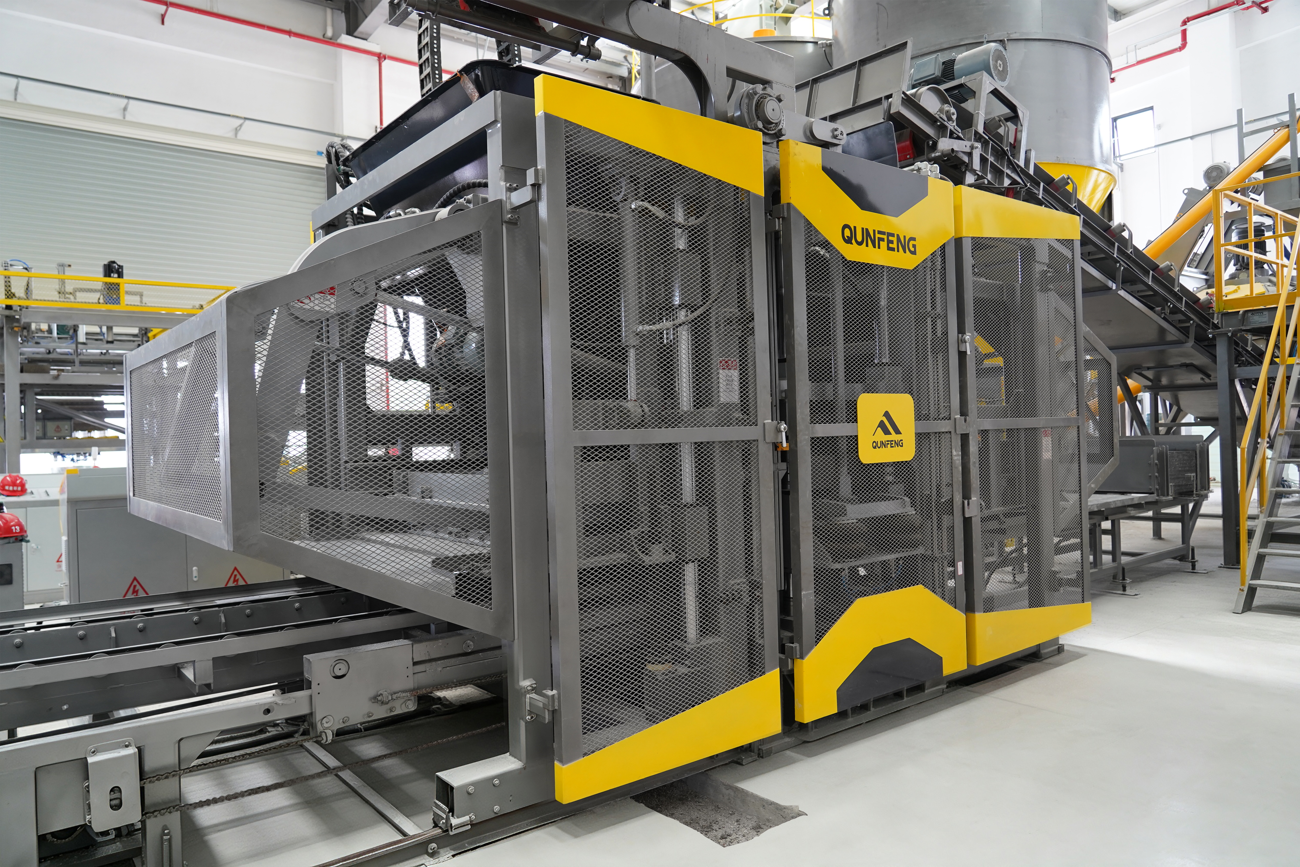 M&aacute;y tạo h&igrave;nh sản phẩm b&ecirc; t&ocirc;ng QS1300 của Qunfeng Machinery đ&atilde; giải quyết th&aacute;ch thức sản xuất khối bằng chất thải rắn đặc biệt cho một kh&aacute;ch h&agrave;ng ở Đức H&oacute;a.