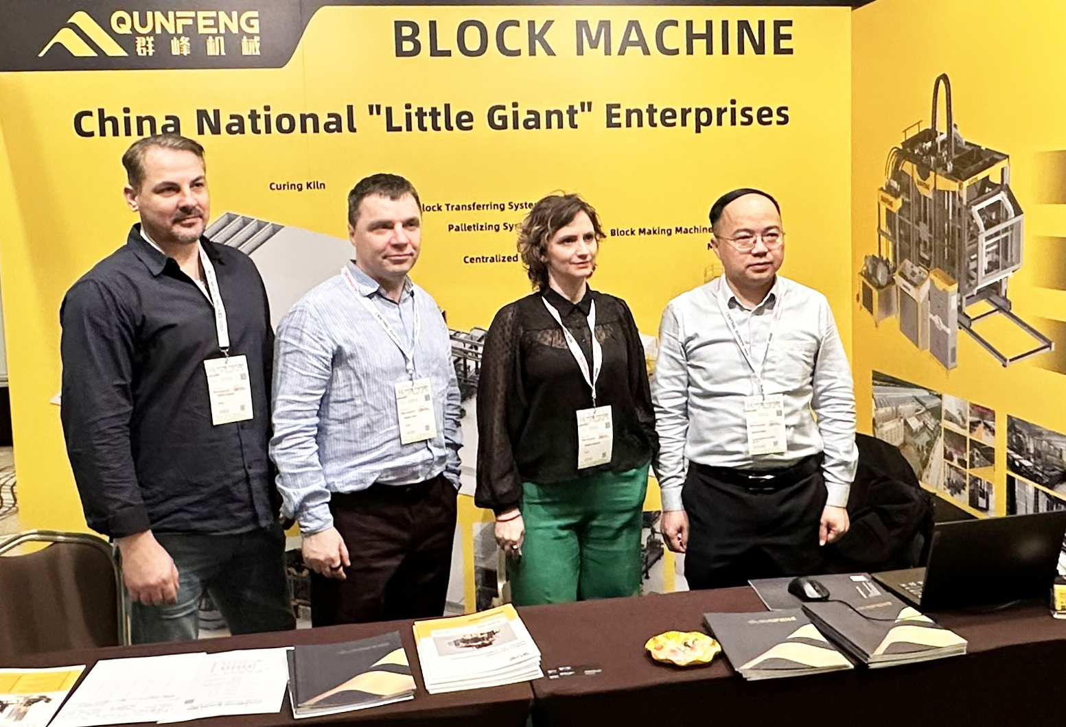 Đội ngũ b&aacute;n h&agrave;ng Qunfeng thảo luận về c&aacute;c giải ph&aacute;p sản xuất khối b&ecirc; t&ocirc;ng với kh&aacute;ch h&agrave;ng to&agrave;n cầu ở Ch&acirc;u &Acirc;u