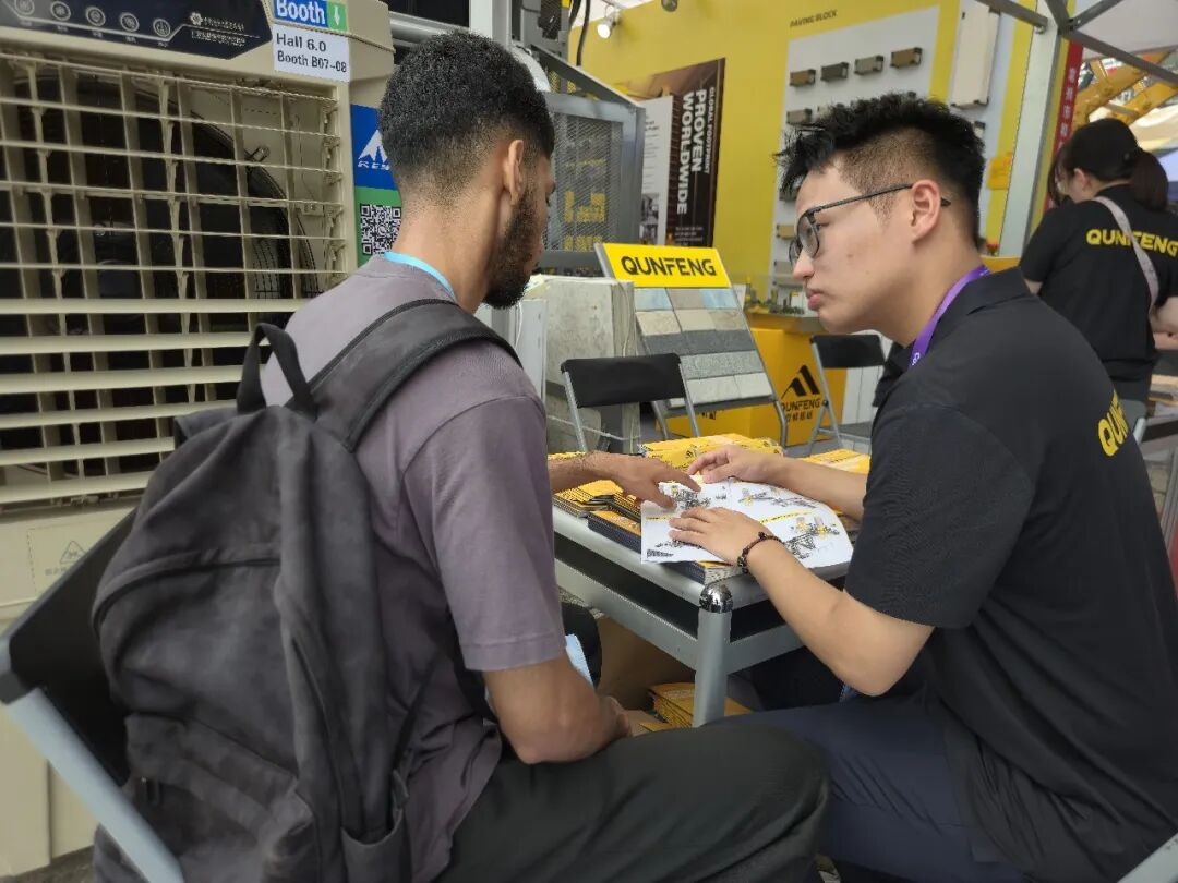 Nh&oacute;m Qunfeng tư vấn cho người mua quốc tế về c&aacute;c giải ph&aacute;p tạo khối tự động