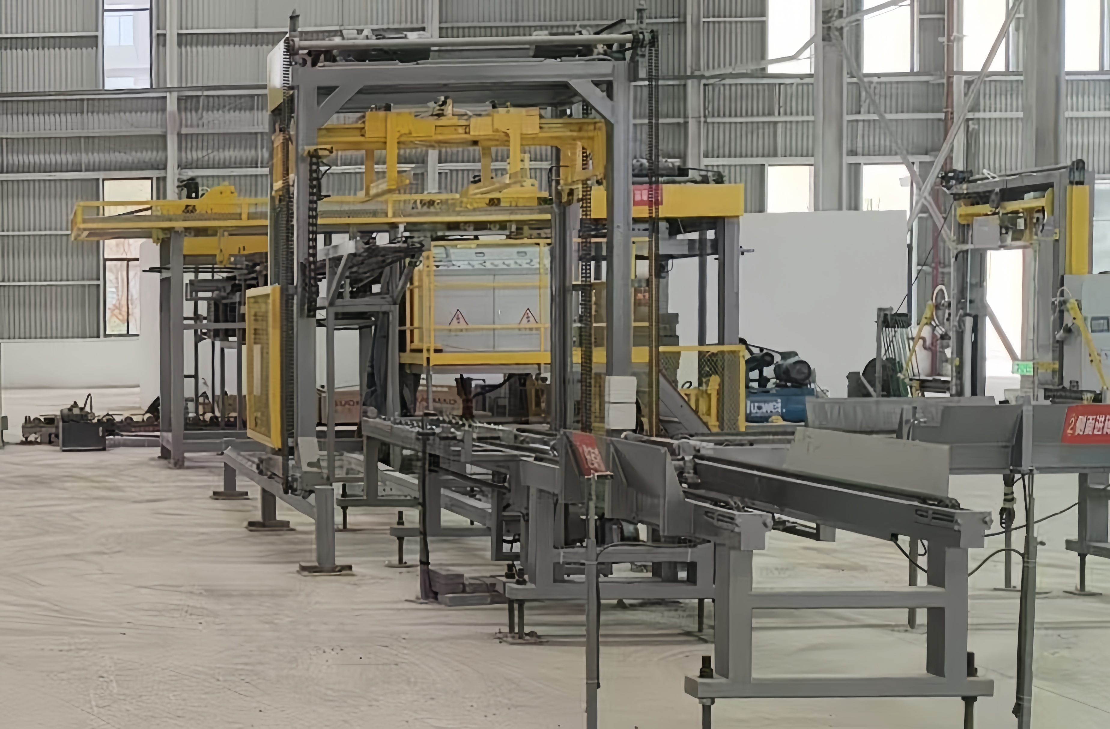 Thiết bị xếp h&agrave;ng & nạp khối b&ecirc;n được t&ugrave;y chỉnh bởi M&aacute;y m&oacute;c Qunfeng