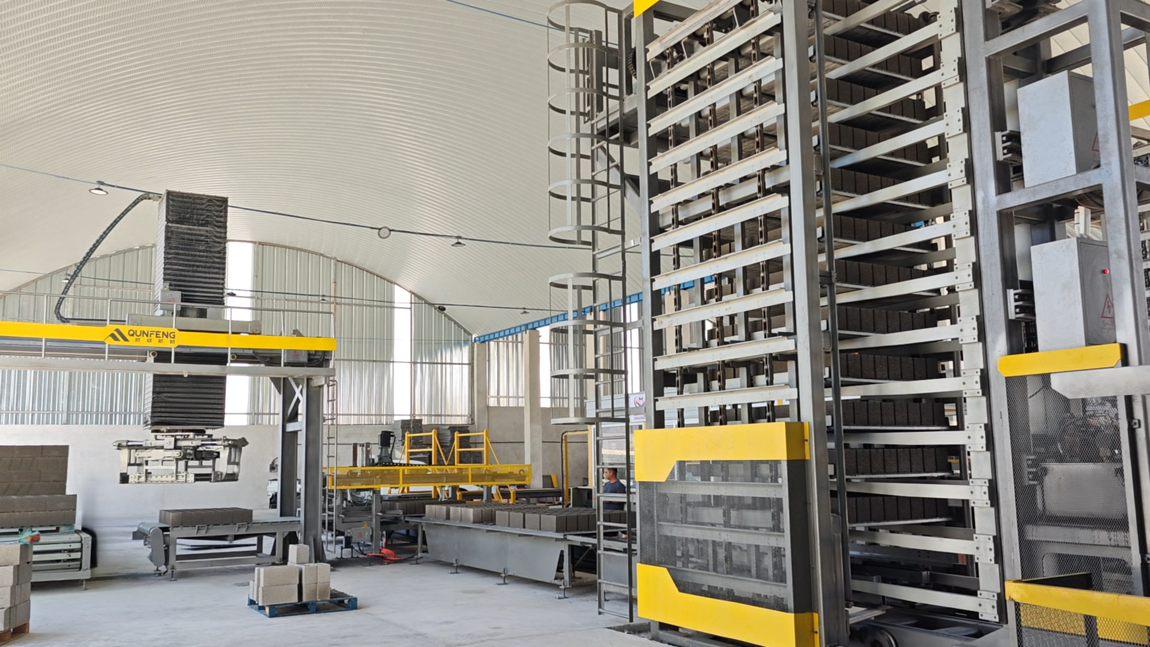 H&igrave;nh ảnh chi tiết về thiết bị d&acirc;y chuyền sản xuất gạch b&ecirc; t&ocirc;ng tự động ở Guatemala