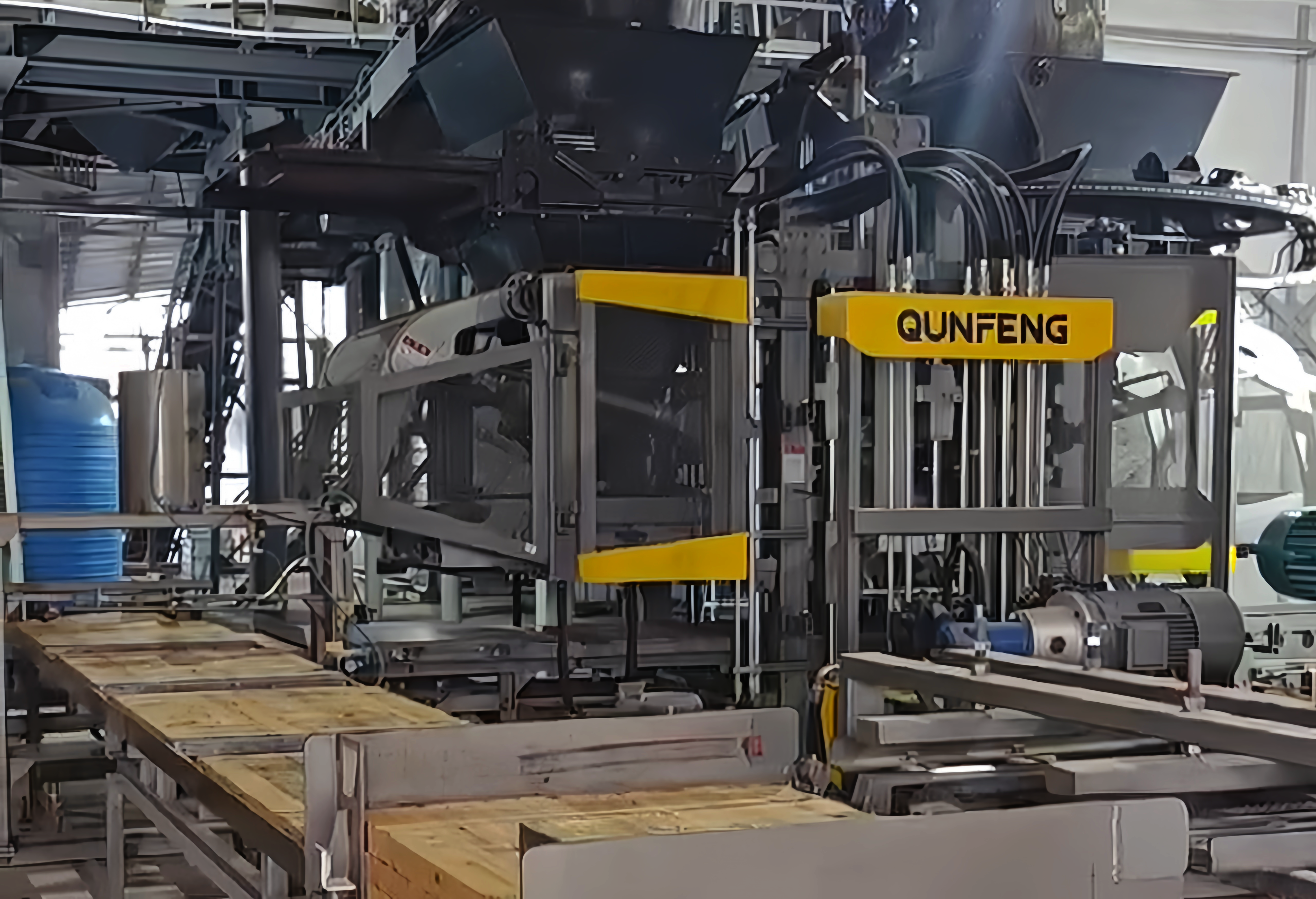 D&acirc;y chuyền sản xuất sản phẩm b&ecirc; t&ocirc;ng ho&agrave;n to&agrave;n tự động d&ograve;ng QS của Qunfeng Machinery đang hoạt động tại địa điểm của kh&aacute;ch h&agrave;ng ở Kazakhstan