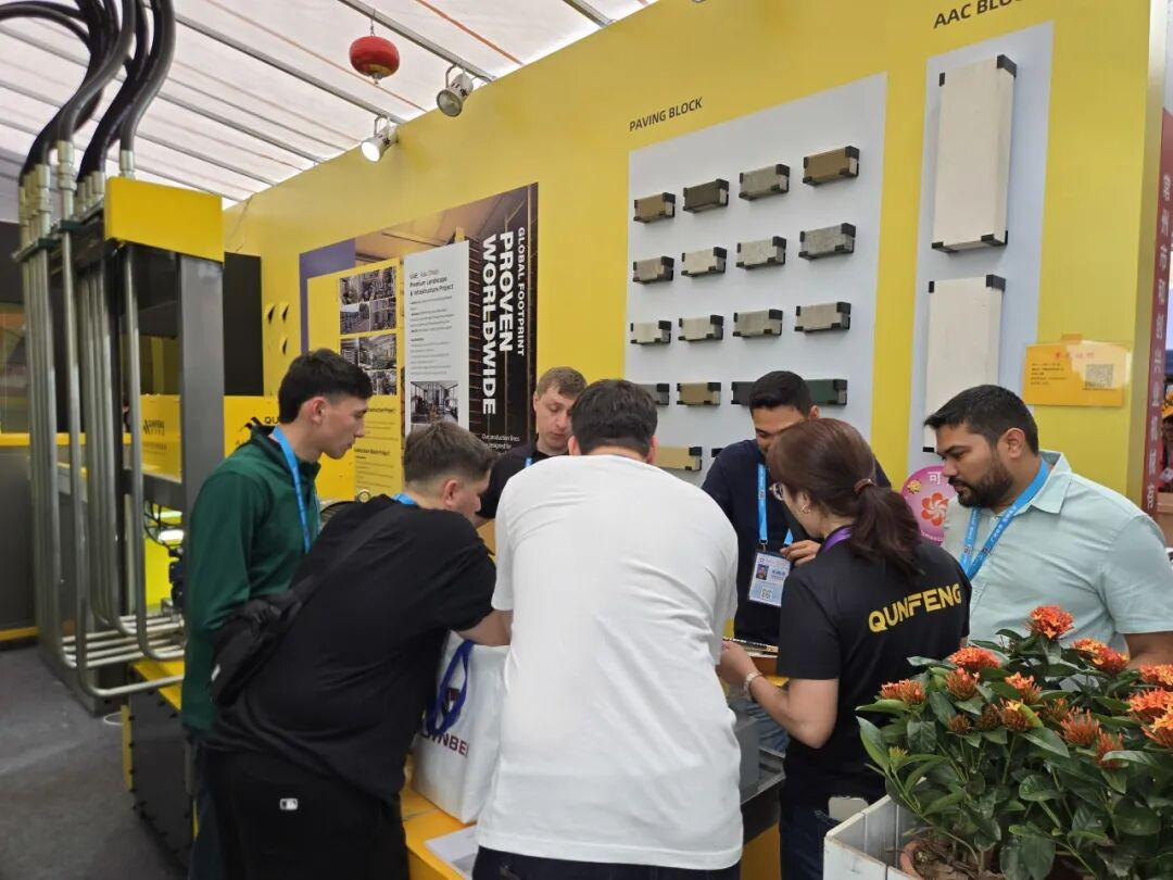 Kh&aacute;ch h&agrave;ng Mỹ tư vấn cho Qunfeng về c&aacute;c giải ph&aacute;p quy tr&igrave;nh tạo khối t&ugrave;y chỉnh