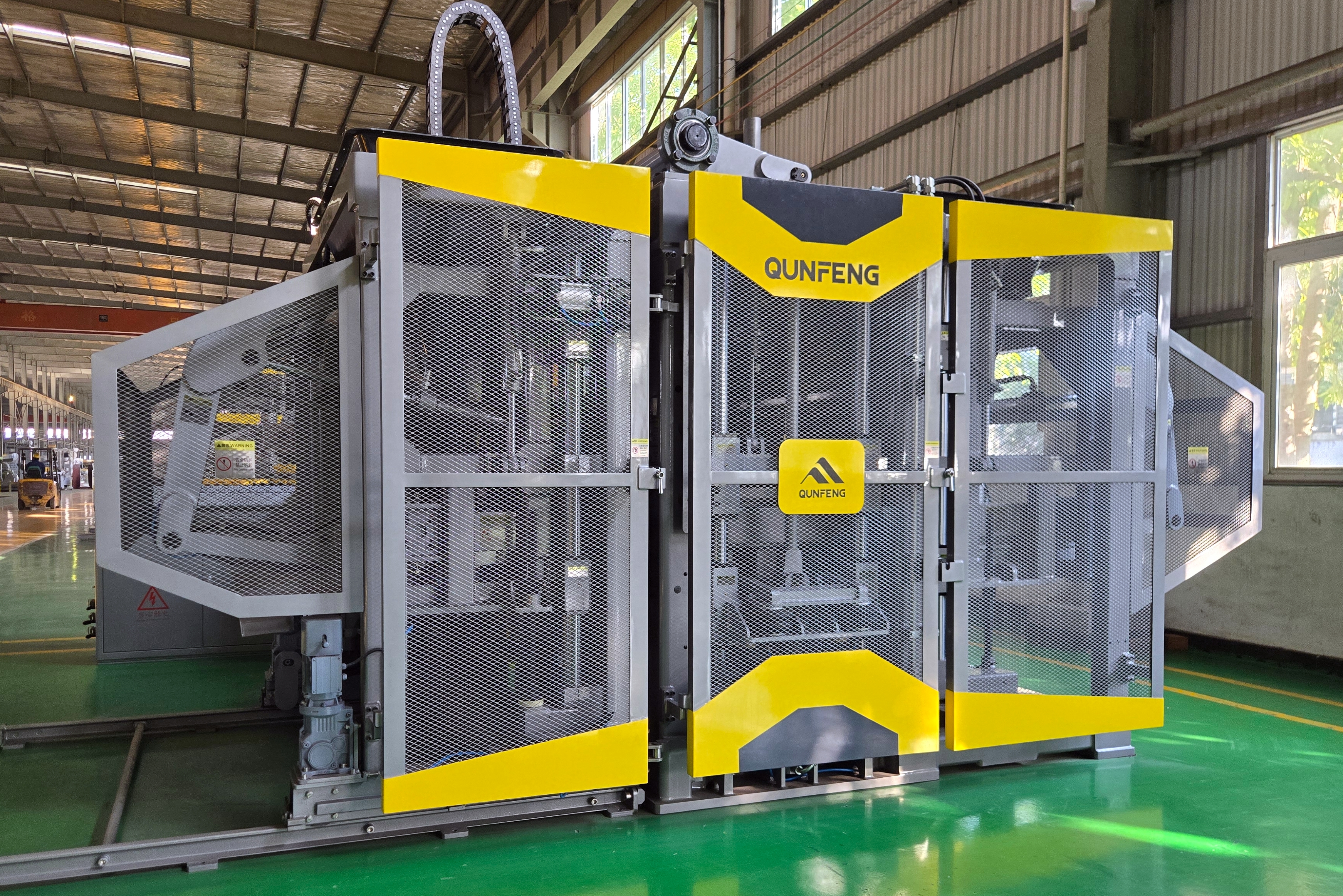 M&aacute;y gạch b&ecirc; t&ocirc;ng ti&ecirc;n tiến Qunfeng ra mắt thị trường quốc tế