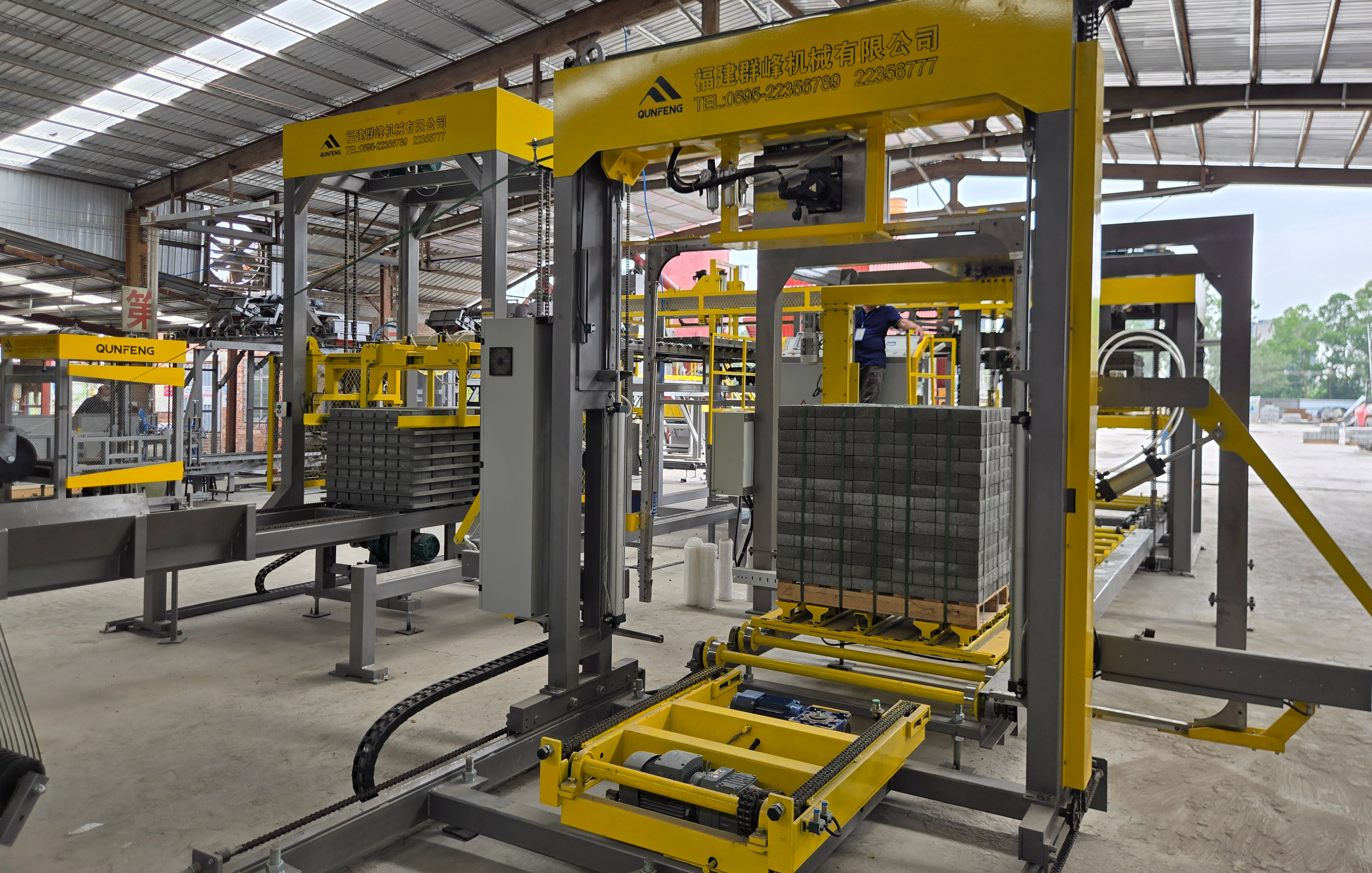 M&aacute;y m&oacute;c Qunfeng Hệ thống xếp h&agrave;ng ho&agrave;n to&agrave;n tự động c&oacute; độ ch&iacute;nh x&aacute;c cao đang hoạt động hiệu quả
